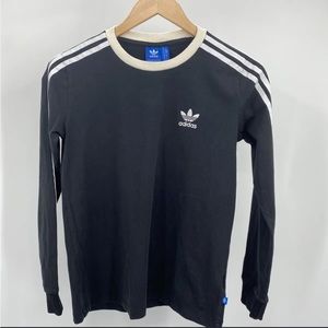 BLACK ADIDAS LONG-SLEEVE. Retro and trendy. Embroidered logo. Stretchy, 3 stripe